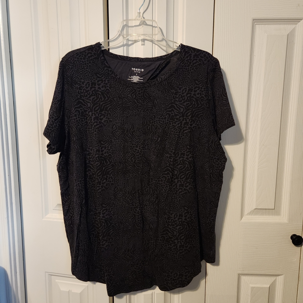 Torrid Black Patterned Short Sleeve Tee